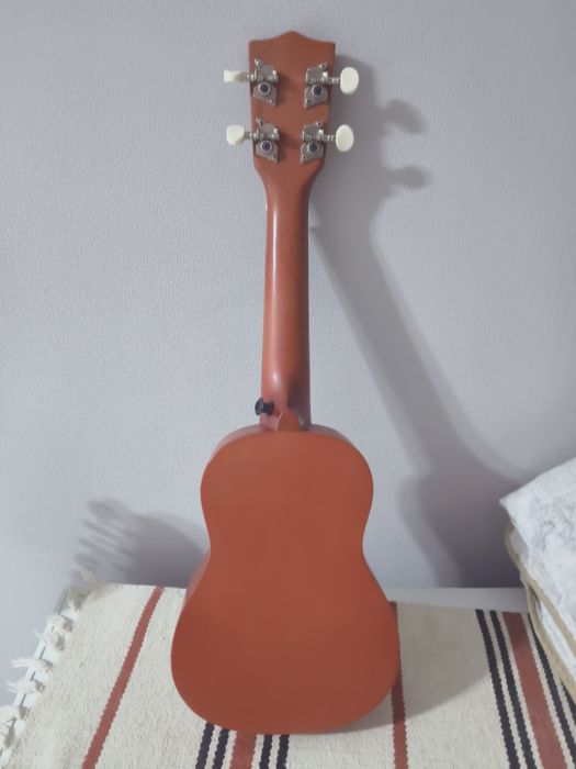 Продам укулеле с чехлом