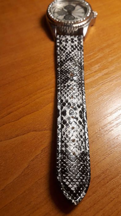 Дамски часовник с кристали