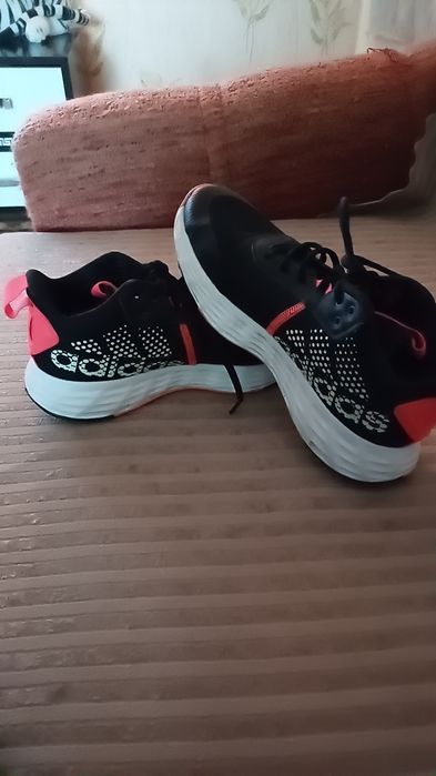 Продавам маратонки