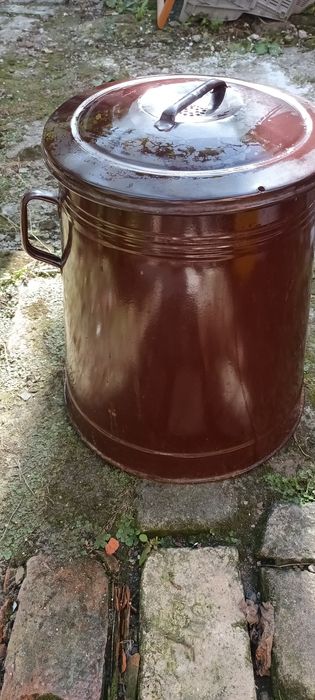 Ghitcan model vechi ca nou cu capac .