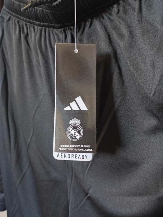 Echipament complect tricou și pantaloni scurți Real Madrid .