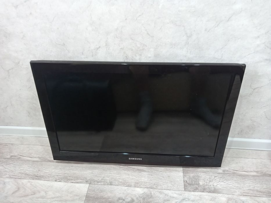 Продам телевизор 81 диагональ вместе с кронштейном.