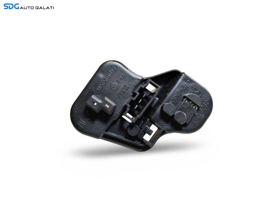 Soclu Suport Bec de pe Tripla Lampa Stop Dreapta de pe Haion Hayon Portbagaj Volkswagen Golf 6 Hatchback Scurt 2008 - 2013 Cod 5K0945260 [LS0896]