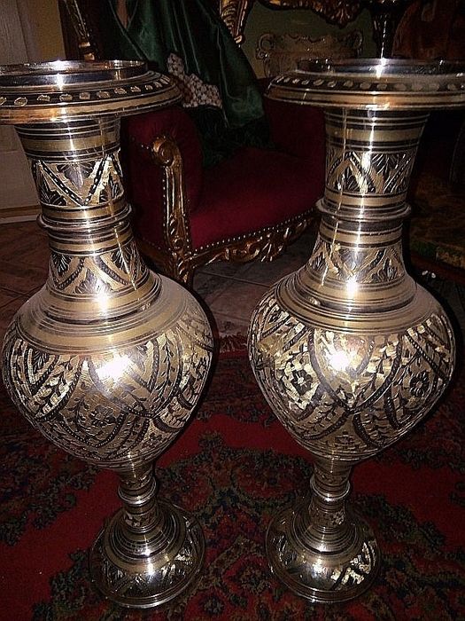 Set de 2 superbe vaze de podea din bronz masiv gravate