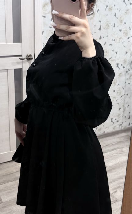 платье черное на пуговицах