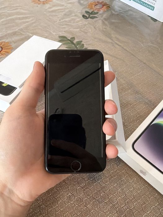 iPhone 14 и iPhone SE 2022