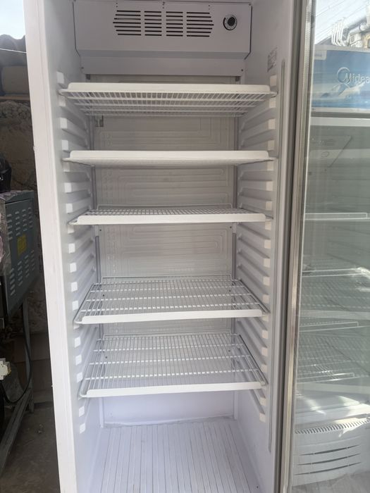 Срочно продам витринный холодильник