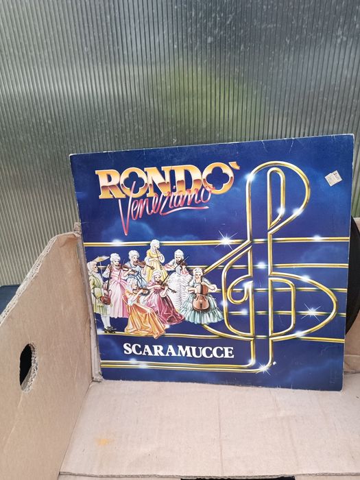 Vând colecție mare de viniluri, CD-uri și DVD-uri – originale, multe titluri
