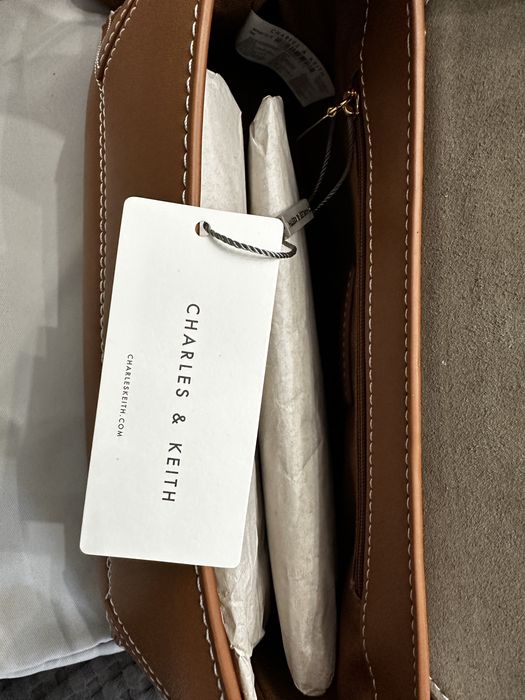 Продам новую сумочку CHARLES & KEITH