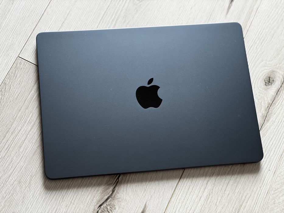 Laptop Apple MacBook Air de 13.6 inch, procesor M2 chip, layout tastatura internațional,culoarea Midnight, impecabil