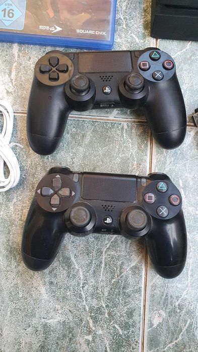 PS4 + 2 джойстика + 2 игри + кабели