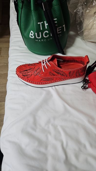 Продам  обувь.Стоит условная цена.