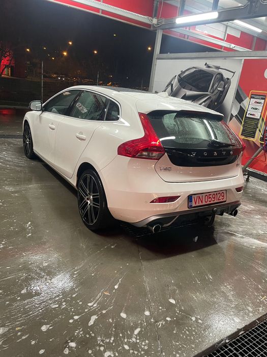 VOLVO V40  R Design