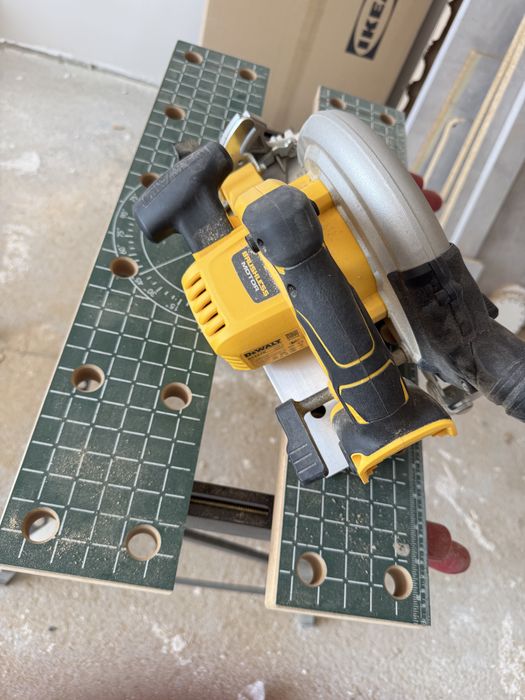 Акумулаторен ръчен циркуляр DeWalt