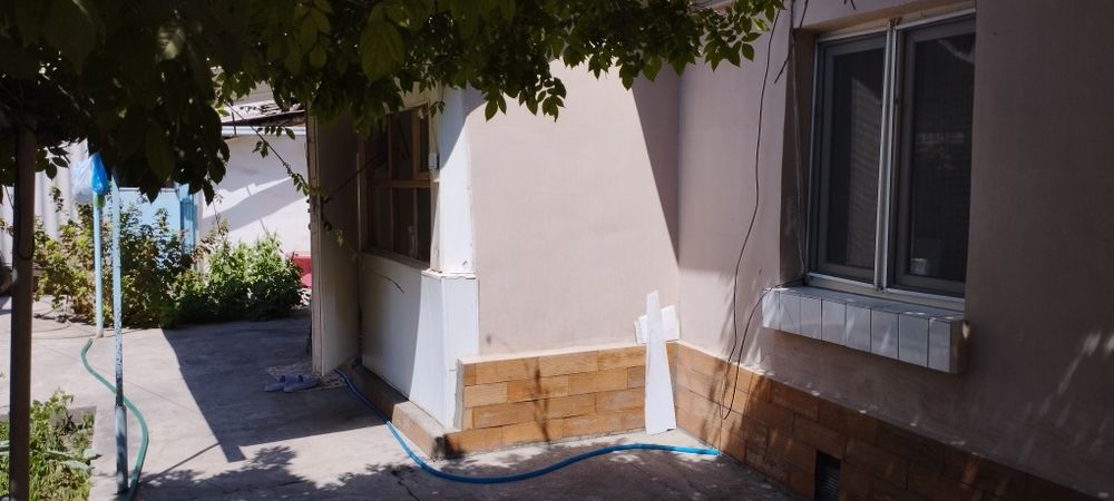 Yashnobod tumani Boku ko'chasi birinchi qatorda uy sotiladi.