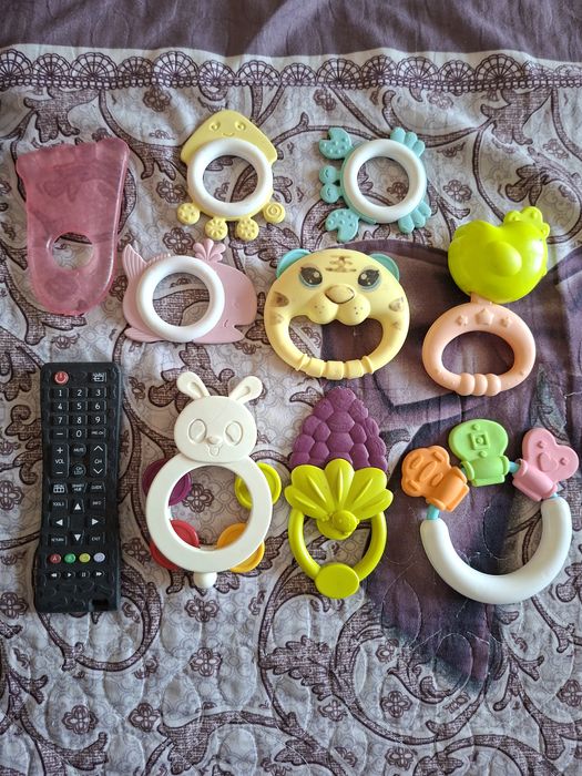 Игрушки,погремушки,грызки для малышей
