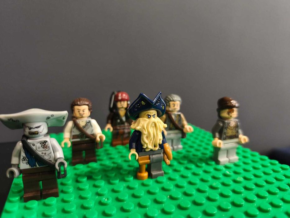 LEGO Минифигурки „Карибски пирати“