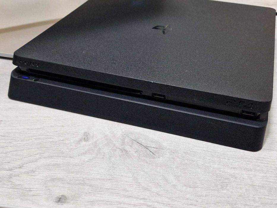 PlayStation 4 Slim / 1 TB + 2 игри