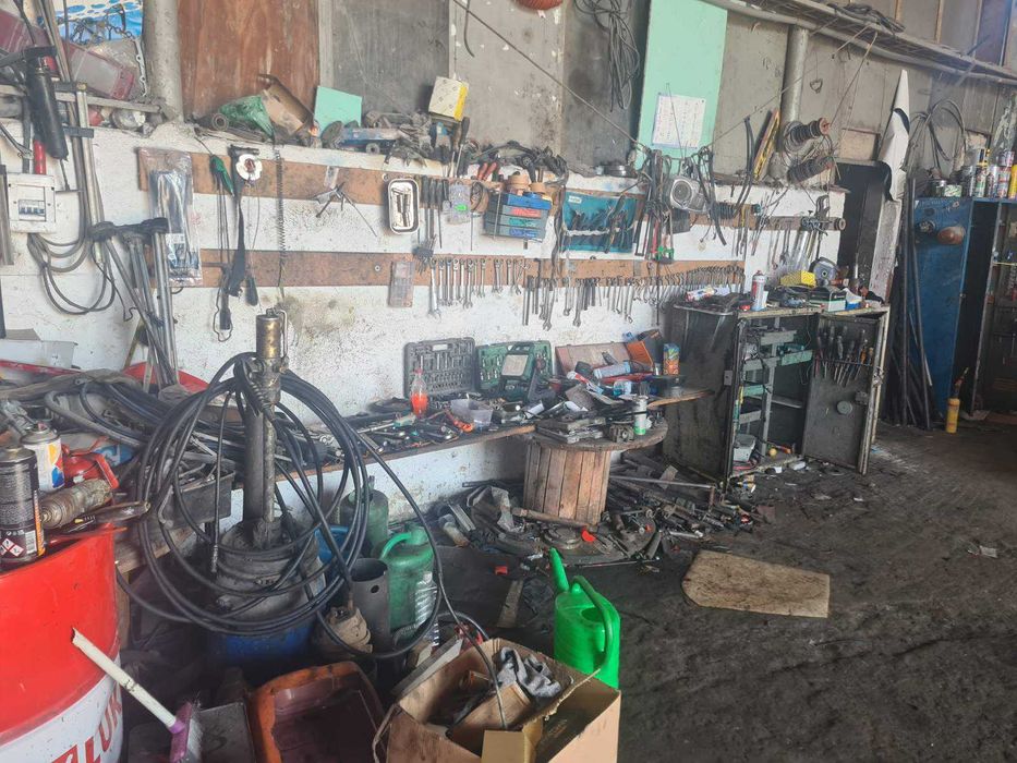 Оборудвано хале за ремонт на камиони