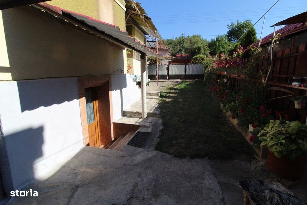 Vând casă D+P în Peștișu Mare, la 4 km de Hunedoara, garaj, anexe...