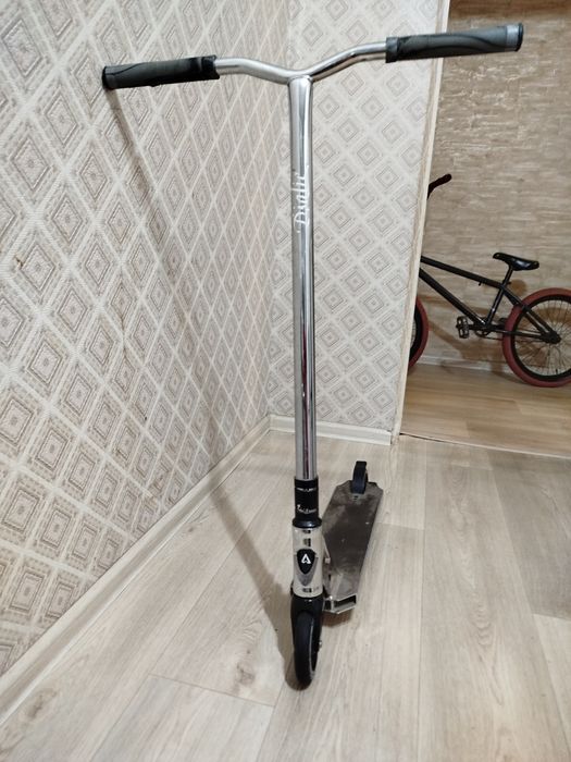 Трюковой самокат в идеальном состоянии