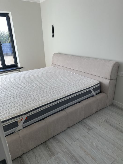 Продается Двухспальная кровать 2,2*2,2 матрац в комплекте