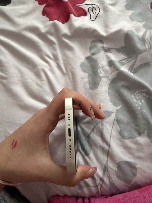 Iphone 14,foarte bun,are protectie pe ecran!Primiti la telefon 6 huse