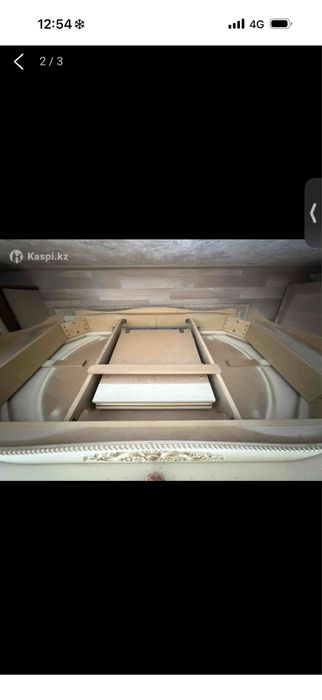 Стол для гостей.