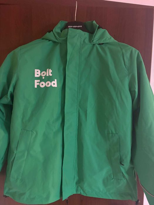 Vând jachetă oficială Bolt Food, absolut nouă și completă.