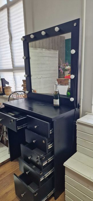 Гримерный столик с зеркалом