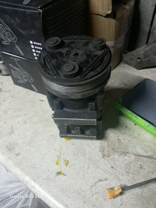 насос кандера на мазда трибют .форт. и паддон крышка матора. дачики и.