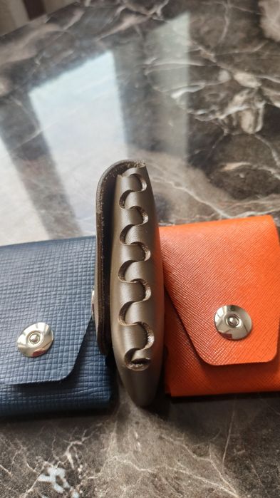 Продается брелок,и визитницы .