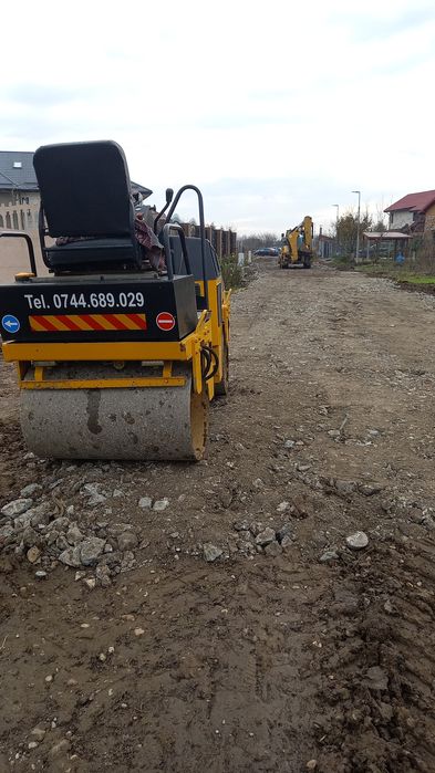 Inchiriez buldoexcavator, miniexcavator, Bobcat, cilindru compactor