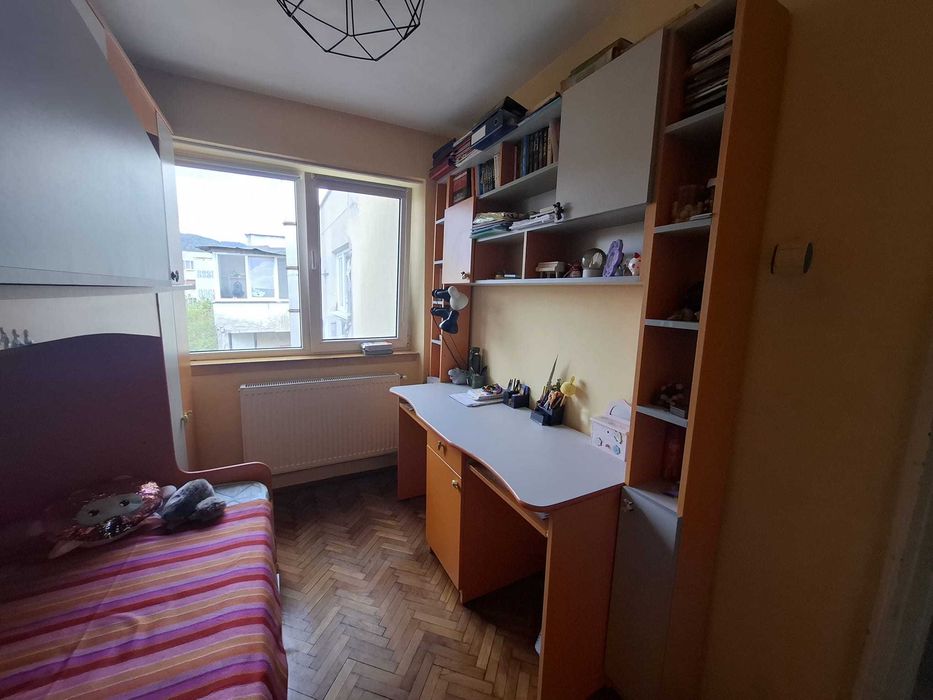 Vand mobilier camera copii