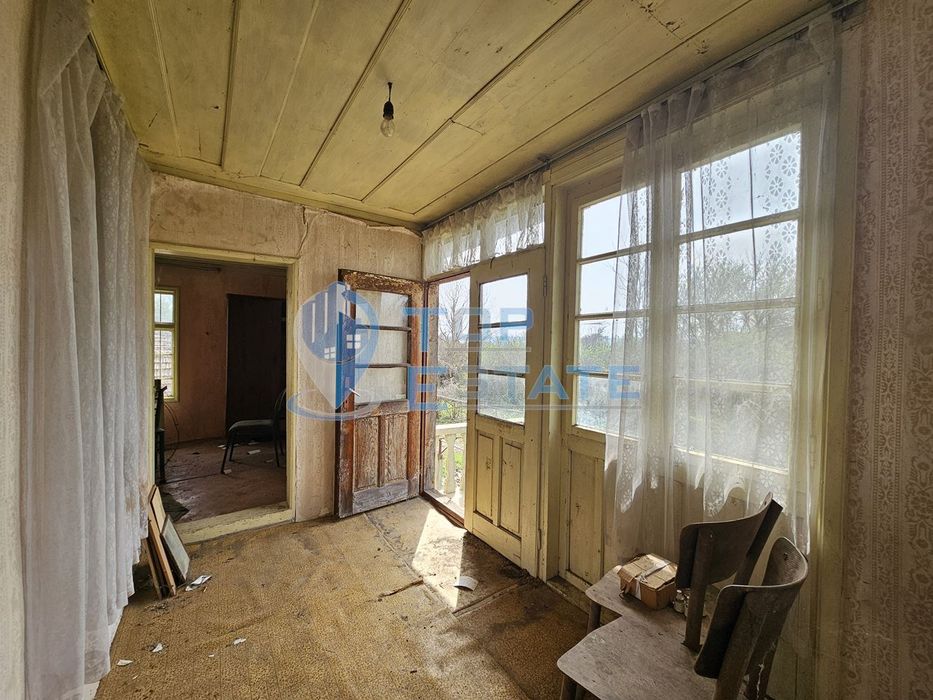 Двуетажна къща с голям двор в село Върбица, област Велико Търново