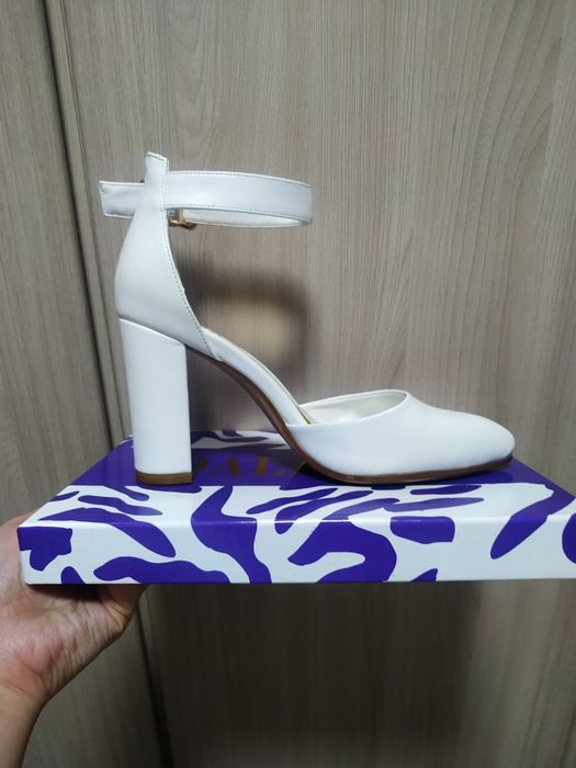 Продам туфли белые за 8000