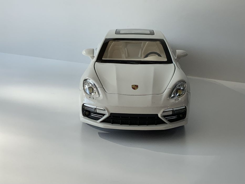 Modelka Porsche Panamera 1:24