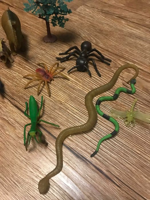 Игрушки насекомые, динозавры и животные.