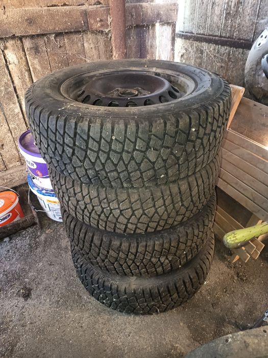 Vând cauciucuri cu janta de 15
