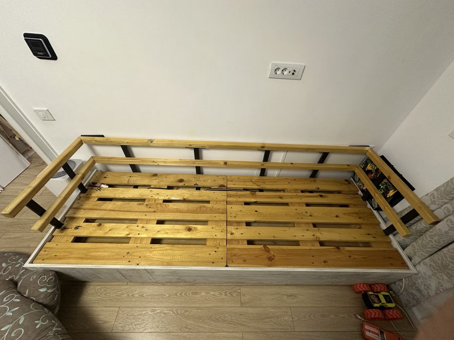 Canapea 2400 x 800 mm din lemn masiv cu perne