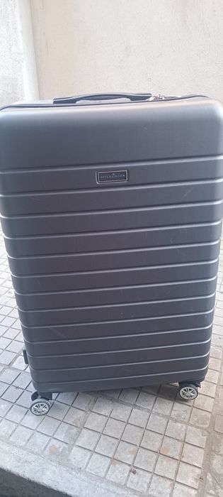 Огромен куфар за път