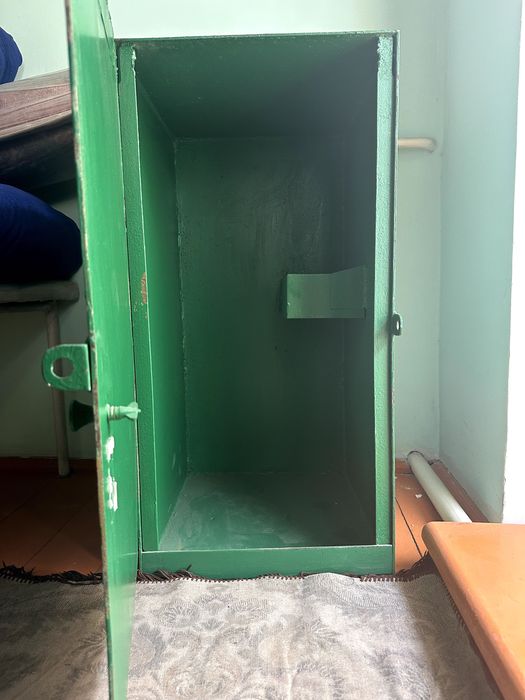 Железный сейф для хранения