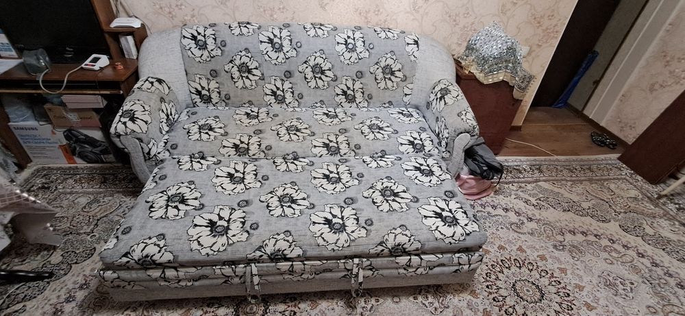 Диван раскладной и 2 кресла