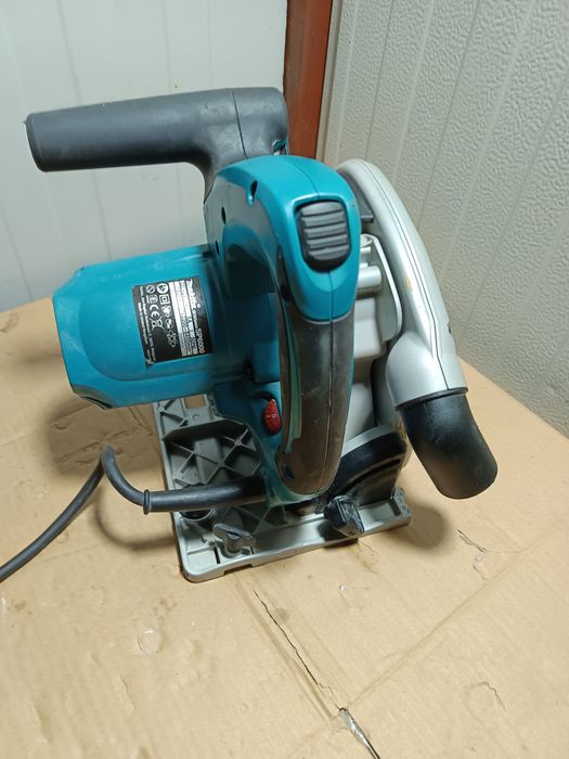 Fierăstrău circular cu plonjare Makita