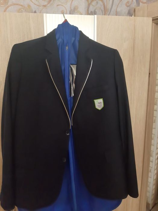 Продам школьный костюм