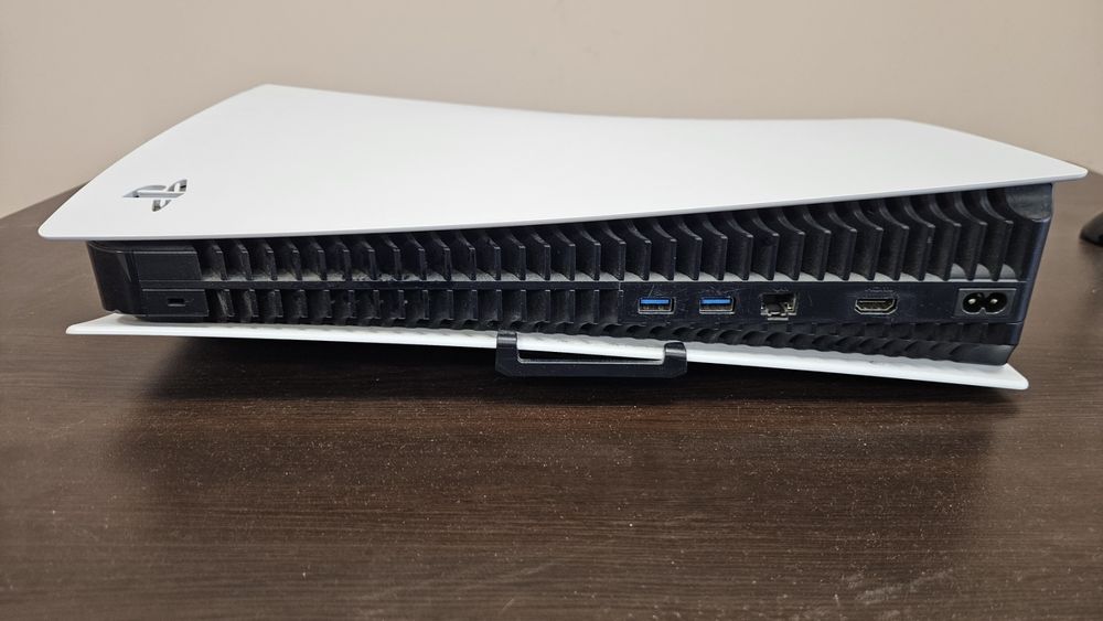 Плейстейшън 5 с два джойстика