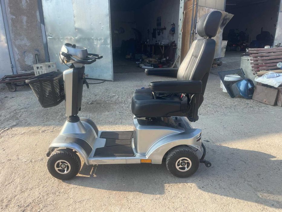 Скутер за трудно подвижни хора или инвалиди