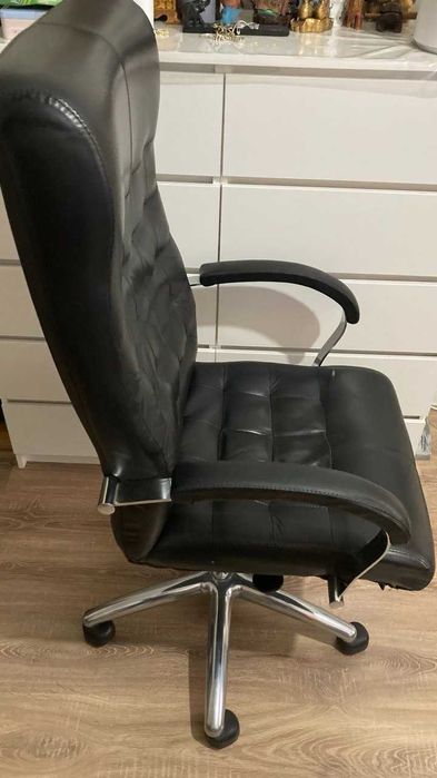 Офисное кожаное кресло