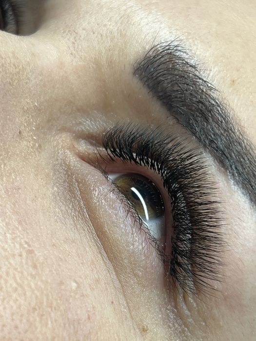 Aplicam extensii gene fir cu fir – Dayra Lashes