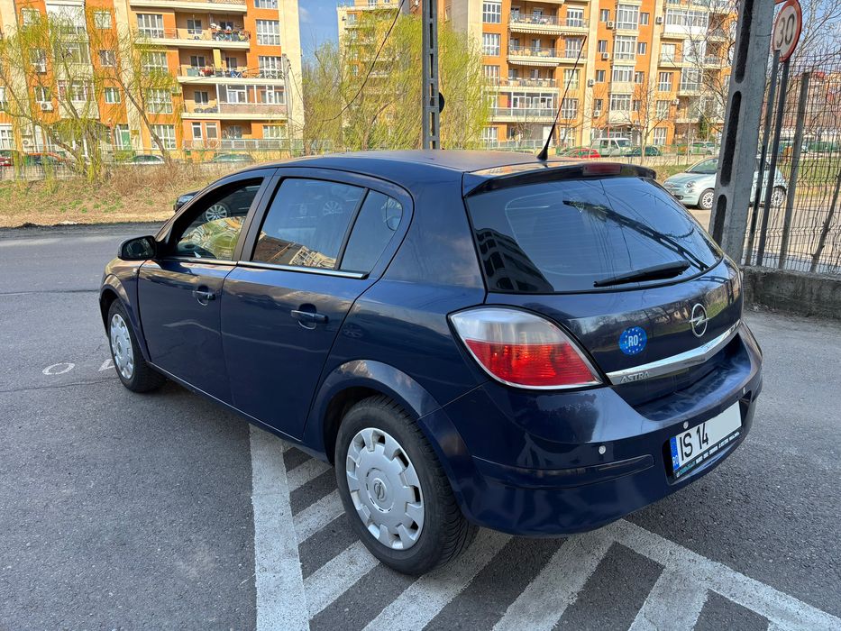 - Opel Astra H -